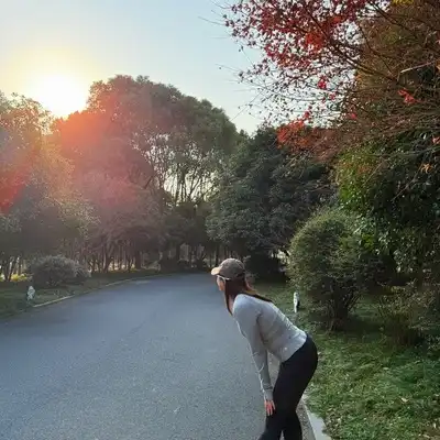 李诺英